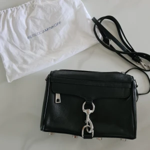 Rebecca Minkoff  - Mini Mac Rebecca Minkoff. Finns tecken på användning men den är fortfarande väldigt fin.