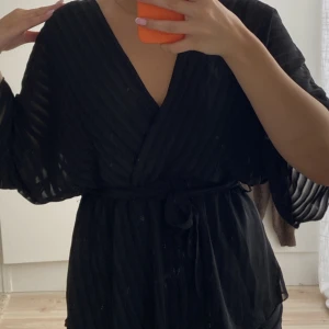 Svart blus  - Säljer då den inte längre används.  Vet inte storleken då de va längesen jag köpte den men skulle säga att den är en M! 