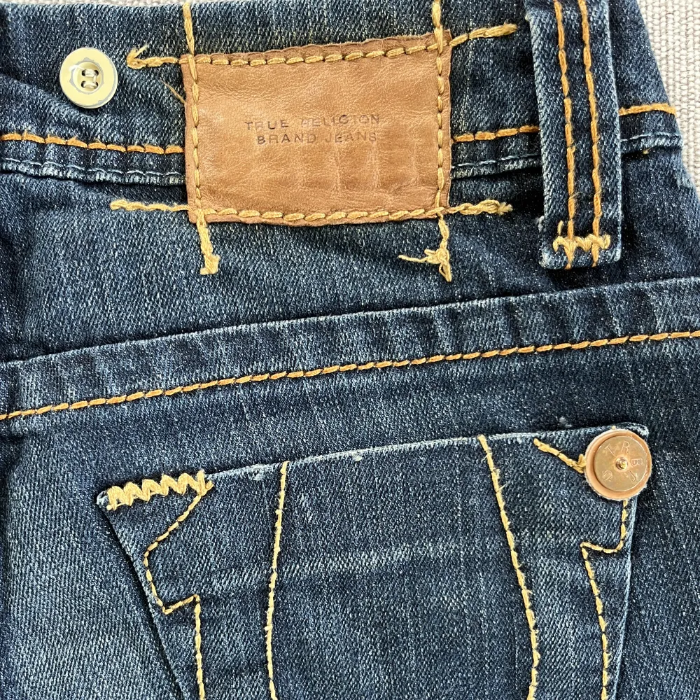 Unik, premium, jättefint True Religion Brand Premium jeans. Midjematt: 39cm, innerbenslangd: 90cm. Storlek: 26. Jeans & Byxor.