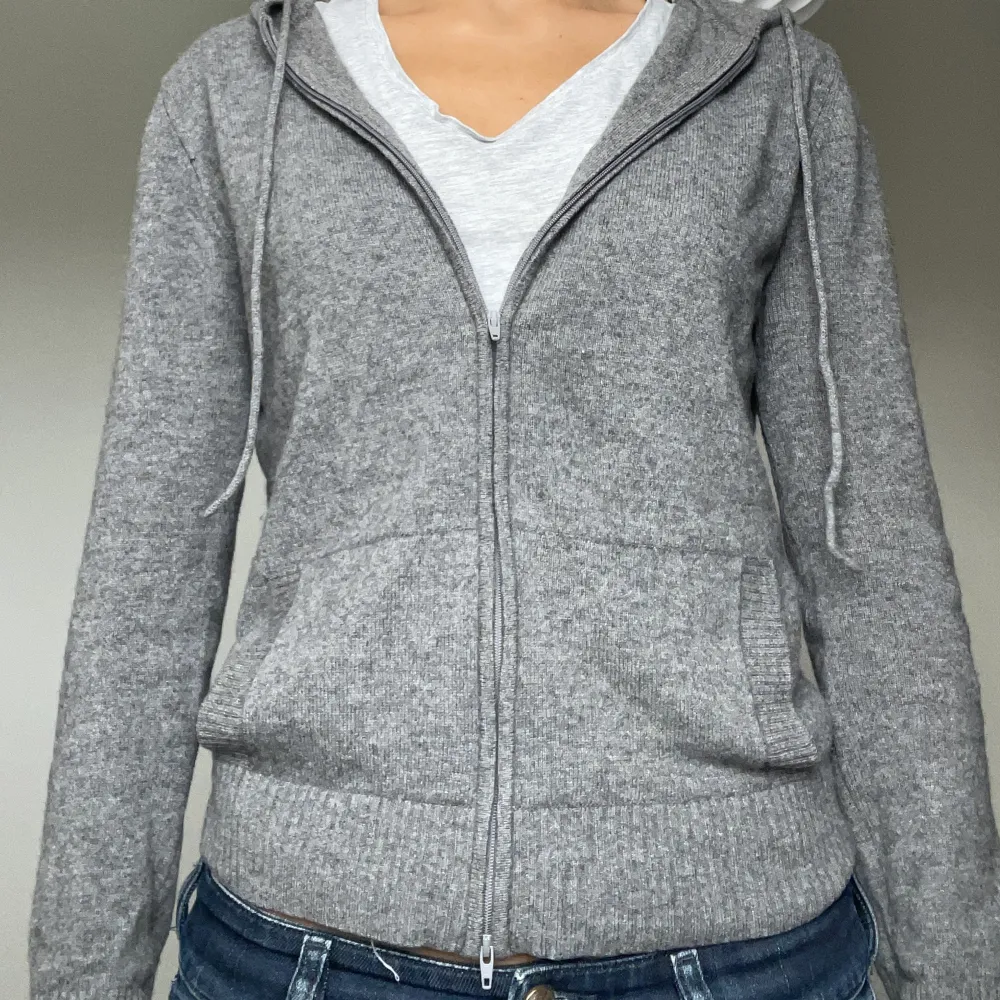 Säljer denna jättefina zip up:en från duca di s.giusto❤️använd sparsamt❤️100% kashmir, strl m men skulle snarare säga s/xs❤️skriv gärna om du har några frågor❤️köparen står för frakten❤️nypris: 1500❤️priset går att diskuteras❤️kan sälja för 600 vid snabbaffär❤️. Neuleet.