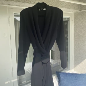 Kavajklänning  - Säljer denna kavajklänning med knyt i midjan pga använder inte, i ny skick använd 1 gång. Storlek XL men sitter som en L💕