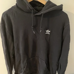 Adidas hoodie - Hoodie från Adidas Original, använd men i bra skick. Färgen är lite mer mattsvart, vilket den varit från början. Passar både dam och herr, men storleken är dam M