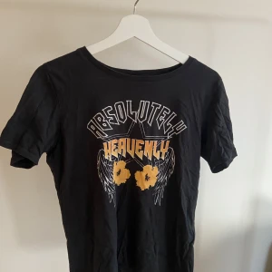 T-Shirt - Tröja med tryck i S. Är i nyskick. 
