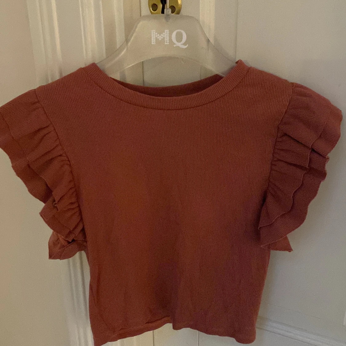 Mörk rosa volangtröja 