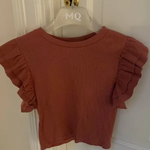 Mörk rosa volangtröja  - Tröjan är i bra skick och använd ganska många gånger. Storlek M