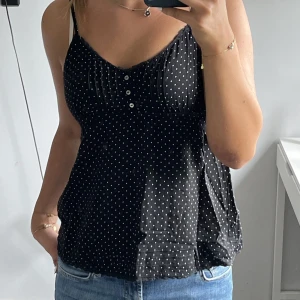 Hm svartprickig linne - Jätte fint svartprickig linne från hm. Köparen står för frakten💕💕