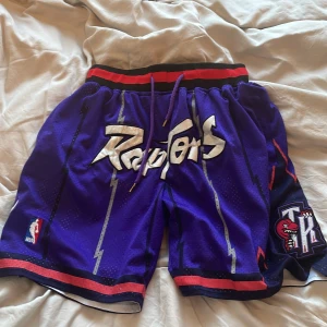 Toronto Raptors shorts - Säljer för att jag inte använder dem. Strl M