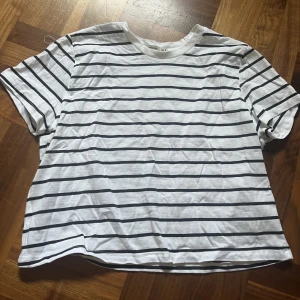 Croppad t-shirt  - Croppad t-shirt från stradivarius 