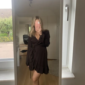 Söt klänning - jättesöt vardagsklänning i en fin brun färg som man knyter i midjan! 