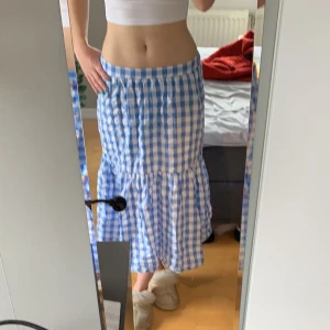 Rutig midikjol  - Snygg och skön kjol som tyvärr inte använts så mycket. Nysckick😊