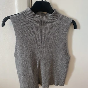 Grå topp - Säljer denna gråa topp som jag köpte på myrornas vid Järntorget. Vet därför inte vart den är ifrån. Toppen är lite mer polo upp vid halsen vilket gör den jätte snygg!!!