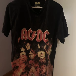 Pull&Bear ACDC T-shirt  - Säljer denna T-shirt från Pull&Bear som både kan användas till vardags, men också sova i och ha som myskläder. Passar till mycket. Skön T-shirt. 