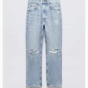 Super snygga jeans från Zara! Aldrig användt, säljer för dom är lite stora på mig💗