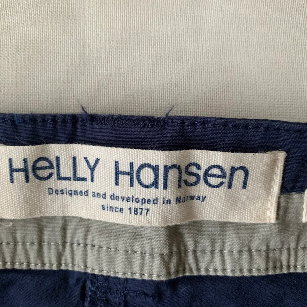 Marinblå shorts från Helly Hansen i storlek 32 Aldrig använda, helt nya men saknar prislapp Nypris 999kr. Shorts.
