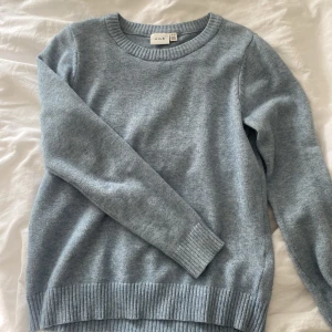Vila tröja - Superfin stickad tröja från vila! Säljer då jag inte tycker färgen passar mig så bra. Köptes för cirka 1,5 år sedan, mycket fint skick. Har dessa i flera färger och dom fortsätter vara hur mjuka som helst😍 Använd fåtal gånger. nypris 329kr