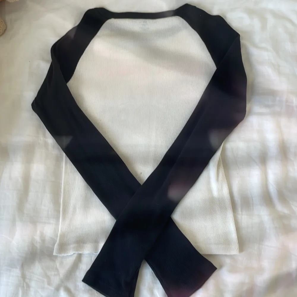 Jättefin tröja från Brandy Melville i storlek one-size men passar S & XS.💝 Världens minsta fläck på ryggen som knappt syns ( kolla sista bilden ).💞 Fråga om frakt.. Toppar.