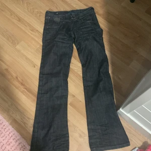low rise boot cut jeans - lågmidjade mörk blå/svarta jeans, köpte dem second hand men va tyvärr för små för mig skriv om du har mer frågor❤️🙌