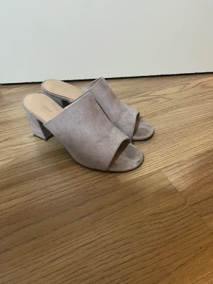 Klackskor  - Ett par klackskor som är i bra skick i stl 37, säljs för 100 kr. Står ej för frakten. 
