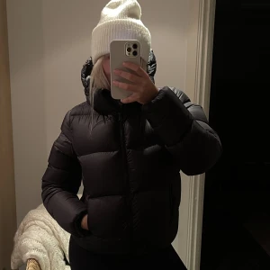 Vinterjacka - Tjock och varm vinterjacka från Colmar, storlek XS/S och sitter som en smäck💕så snygg och skön till vintern och stor mysig luva! Inköpt för 5000kr!🤎