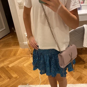 Valentino väska  - Fin valentino väska,säljer så den inte kommer till andvändning,är öppen för att byta mot nåt,TRYCK EJ PÅ KÖP NU,nypris:1000