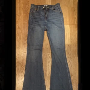 Blåa midwaist Jeans - Jag säljer dessa blåa jeans pågrund av att de inte passar mig. De är ifrån Lager 157 och är i storlek L men passar även storlek M. Jeansen är midwaist och är snake/flare. De är endast använda ett fåtal gånger. Kunden står för frakten.👖💙