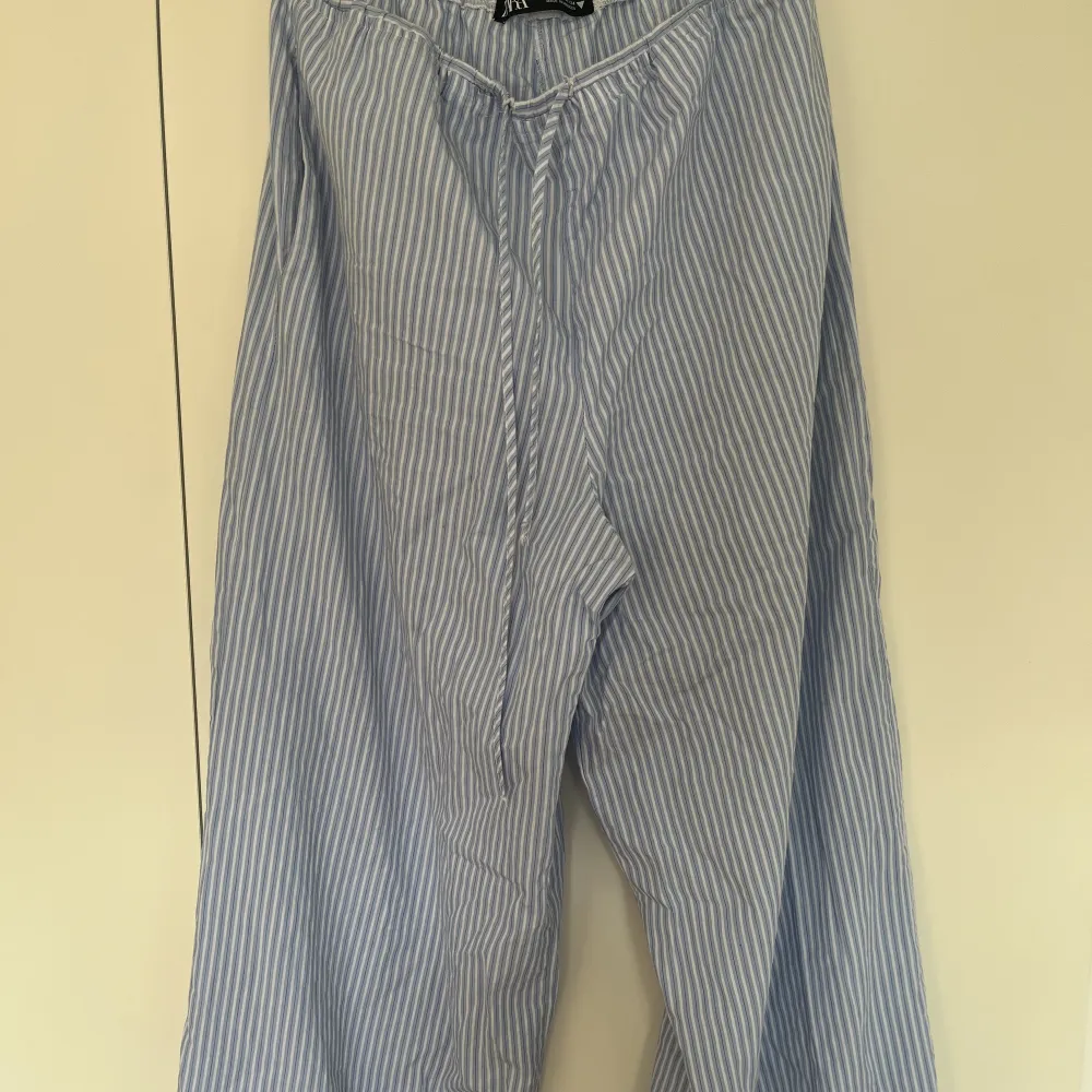 Vit och blåa byxor från Zara! . Jeans & Byxor.