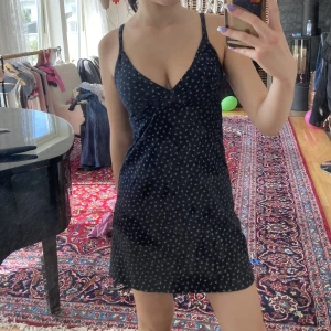 Brandy Melville klänning - En mörkblå blommig klänning från Brandy Melville! Rensar garderoben. Endast använd fåtal gånger o är i superbra skick! Köpare står för frakt. Kolla gärna min profil för mer Brandy o annat 💓