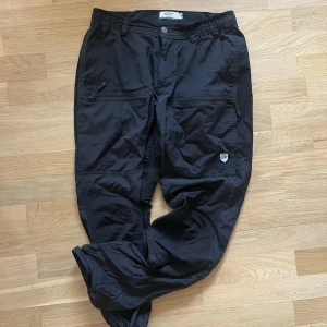 Friluftsbyxor  - Tunna friluftsbyxor från Tuxer, otroligt sköna men kommer inte till användning. 