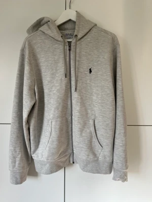 Ralph lauren zip hoodie - Säljer denna iprinsip oanvända hoodie, är i stortsätt som ny! Nypris 1799kr Kvitto finns!