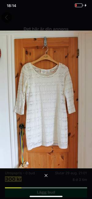 En jättefin vit klänning med spetstyg och silkeslen innerklänning. Passar perfekt under sommaren eller till studenten och skolavslutningar.   Märke: H&M Storlek: 38