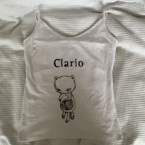 Clario topp  - En fin topp som @thriftie här på plick gjort! Custom made till mig av artisten Clario💗 jätte fin men satt lite stort på mig, andvände därför aldrig😔  