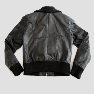 Svart skinnjacka - En sjukt snygg & cool skinnjacka från Hollies i äkta läder. Den är i jättebra skick och är en perfekt jacka att ha nu till hösten. Den fungerar dessutom bra över en tjocktröja (på mig som är S & 167) eftersom skinnet är så mjukt🤩