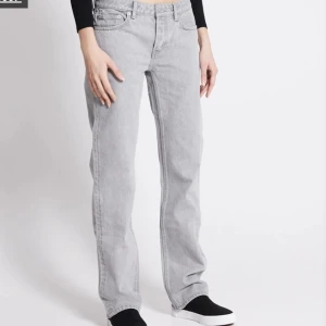 Icon jeans  - Säljer mina jeans från lager 157 då de ej kommer till användning. Midjemått: 41cm och innerbenslängd: 84cm. Byxorna har Inga defekter och är köpta för 400kr. Hör av er vid frågor💖❗️obs frakten kostar 74kr❗️