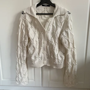 Virkad tröja - Fin vit virkad tröja från BikBok, nypris 499 kr.