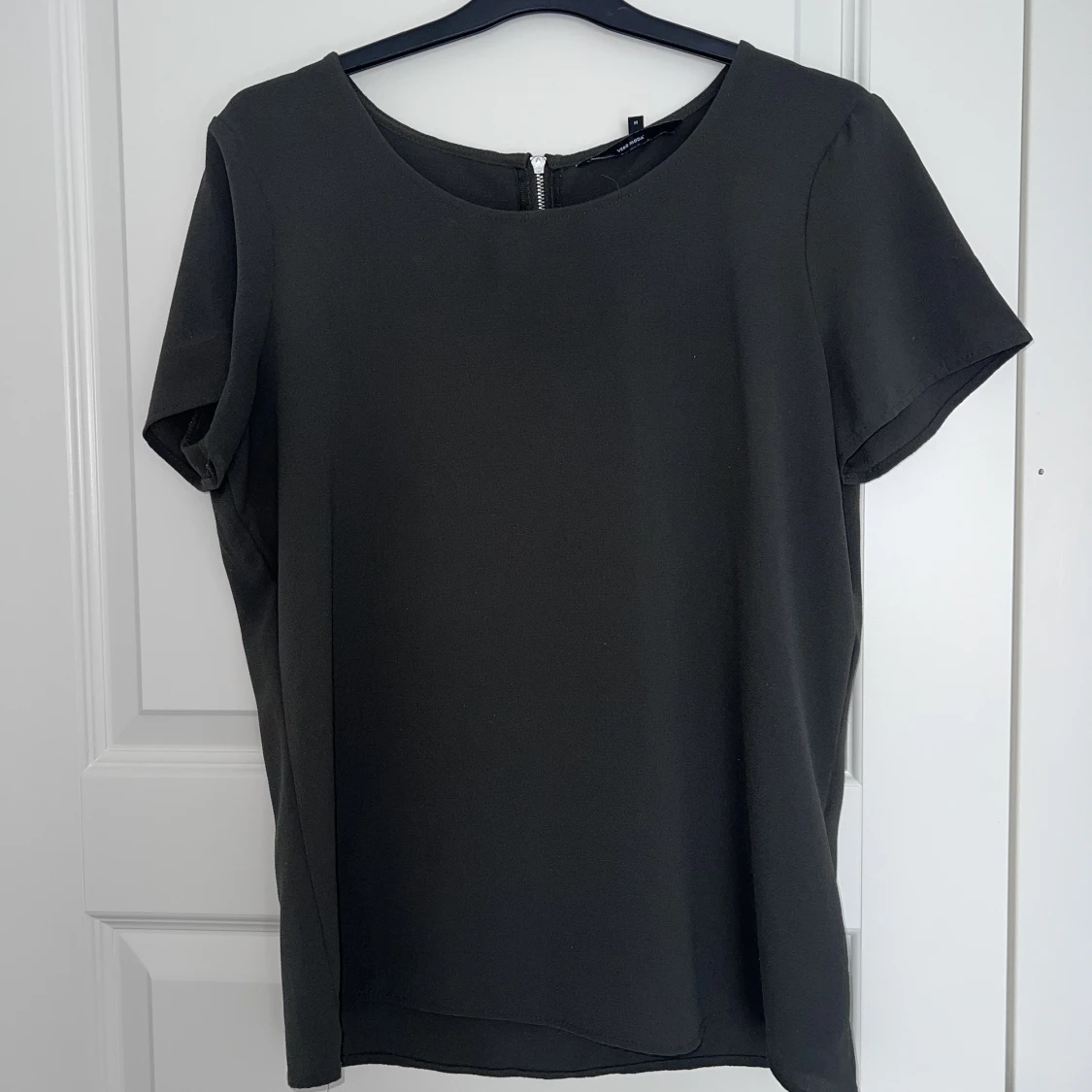 Kortärmad tröja med dragkedja baktill 