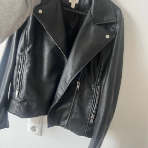 Skinnjacka  - En skinnjacka från hm i storlek 46, inköpt i maj men tyvärr har jag aldrig fått användning av den då jag använder de andra jackor jag har!   Håller tummarna att den får en ny ägare som får användning av den 🫶🏽