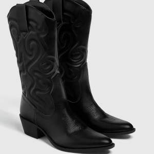 Så snygga cowboy boots från Pull&bear! Medelhöga. Storlek 37, normal i storlek! Använda ett par gånger men i fint skick 🎀 fake läder 