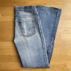 Raka Levis jeans med ”orange tab”. Skitsnygga men sorgset nog något stora för mig.  Pm för bilder och mått!🌟