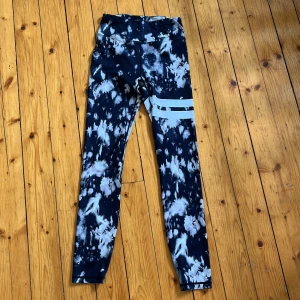 Träningsbyxor - Fina och sköna träningsbyxor från stronger🤍Säljer eftersom att de är för små och inte kommer till användning. Skriv vid fler frågor🤍