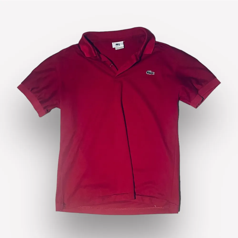 Röd, snabb och snygg polo från Lacoste i bra skick som säljs billigt! Orginalpris 1200kr: mitt pris 299kr . T-shirts.