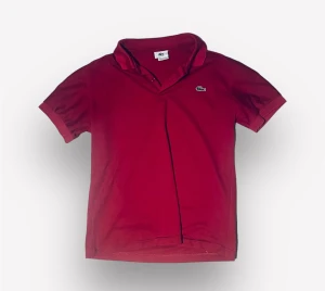 Lacoste Polo  - Röd, snabb och snygg polo från Lacoste i bra skick som säljs billigt! Orginalpris 1200kr: mitt pris 299kr 