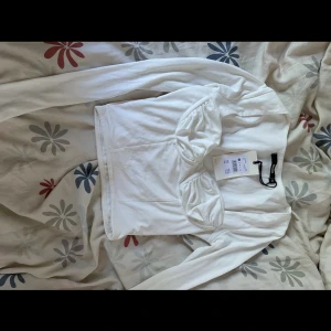 Fin tröja! - Helt ny superfin tröja från bikbok som tyvär var för liten för mig, aldrig använd, prislappen är kvar! 