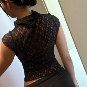 Black high neck mesh top - Svart topp, snygg passform, genomskinlig design på bak 🤍XS
