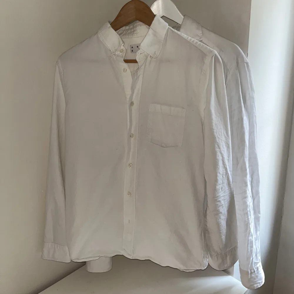 Asket Oxford skjorta i vit färg och bra skick. Säljer på grund av för liten. Nypris 1550kr, kvitto finns kvar!. Skjortor.
