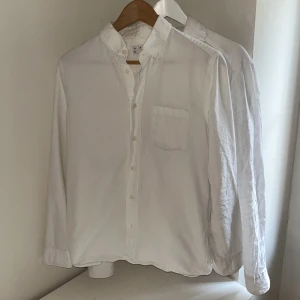 Asket oxford skjorta - Asket Oxford skjorta i vit färg och bra skick. Säljer på grund av för liten. Nypris 1550kr, kvitto finns kvar!