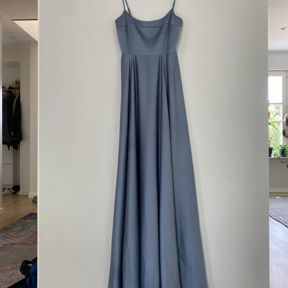 Superfin, gråblå lång klänning med ett underbart fall.  . Klänningar.