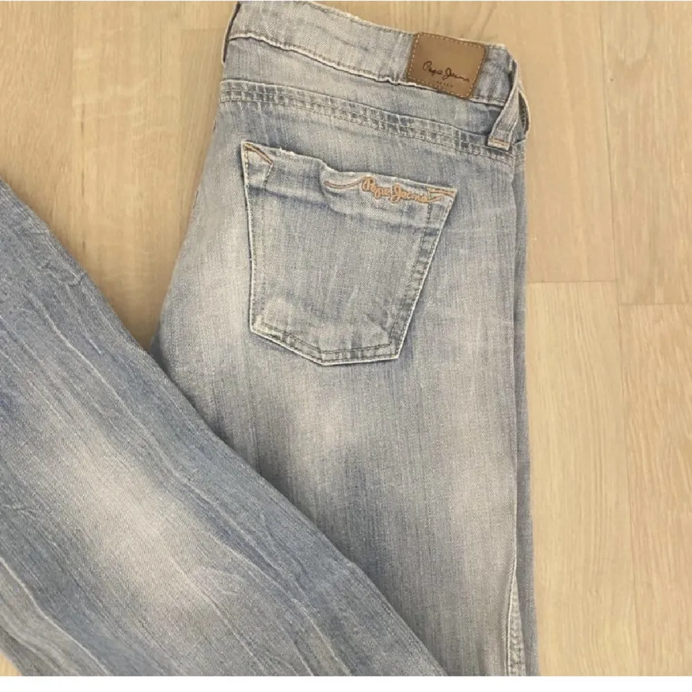 Säljer dessa jeans från märket Pepe jeans. Dom är köpta här på plick men säljer då dom inte passade mig. (Lånade bilder från förra ägaren) innerbenslängd 77, midja 35 rakt över.. Jeans & Byxor.