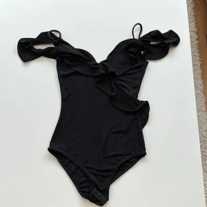 Body - Väldigt fin body, fint kvalitet. Den är från Gina Tricot. 
