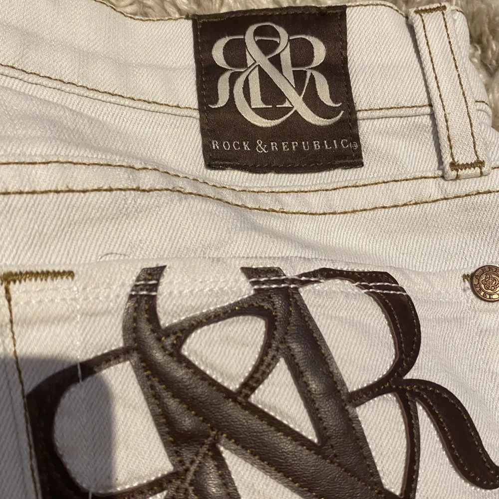 Rare Rock & Republic jeans. Köpte av en annan här på Plick men tyvärr passade dem inte mig, vilket är synd då dem är väldigt fina. Fläckar och trasig byxkant finns men annars i gott skick. Fråga om mer bilder önskas. Korta på mig som är 172, liten xxs💞. Jeans & Byxor.
