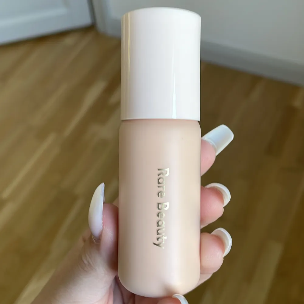 from rare beuty en tinted moisturizer i färgen 16C endast testad❤️ blandar så fint in i huden och ser verkligen ut som hud! något för dig som letar efter en tunn ish foubdation. 30kr frakt via swish. köpt för 400kr. Övrigt.